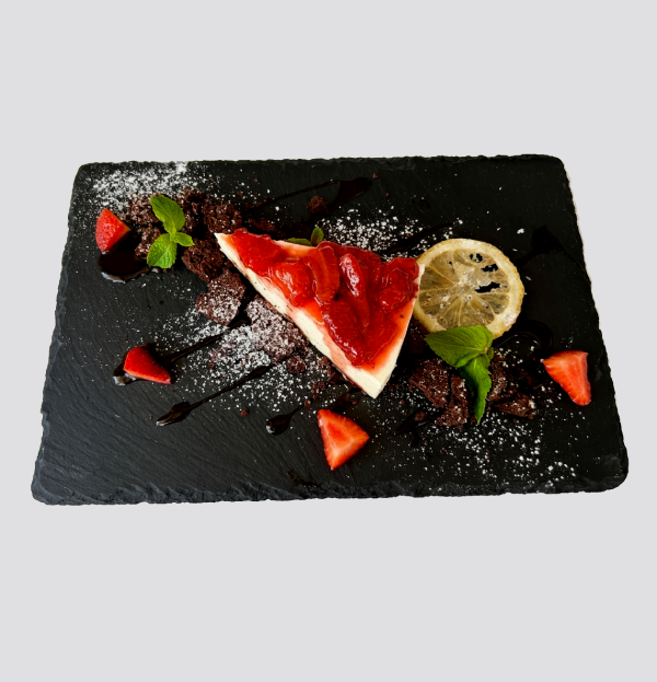 Cheese cake con salsa alle fragole e crumble di cioccolato