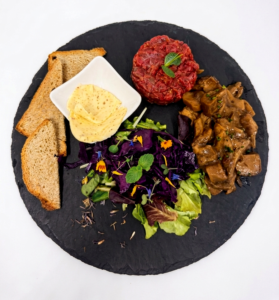 Degustazione di antipasti: Mini Tortino di zucca con fonduta di formaggio “Tilsiter”, Strudel ripieno di verdure, patate e formaggio con crema allo zafferano, Mini Tartare di manzo già condita, con pane di farro biologico, Frittella di polenta con verza e prosciutto di campagna