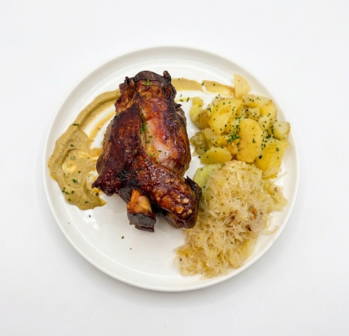 Stinco di maiale affumicato (rosa all'interno) con patate tirolesi, crauti Venostani e senape