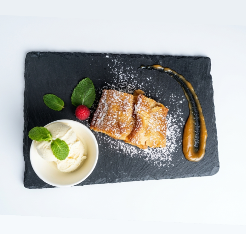 Strudel di mele tiepido in pasta frolla con gelato alla vaniglia