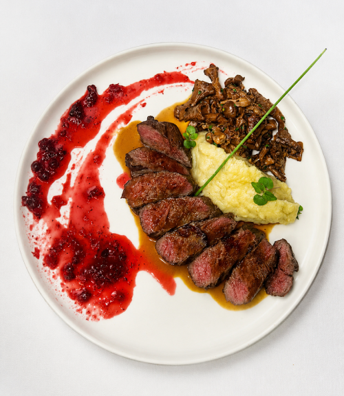 Tagliata di cervo dell'Alto Adige con finferli, purè di patate e mirtilli rossi