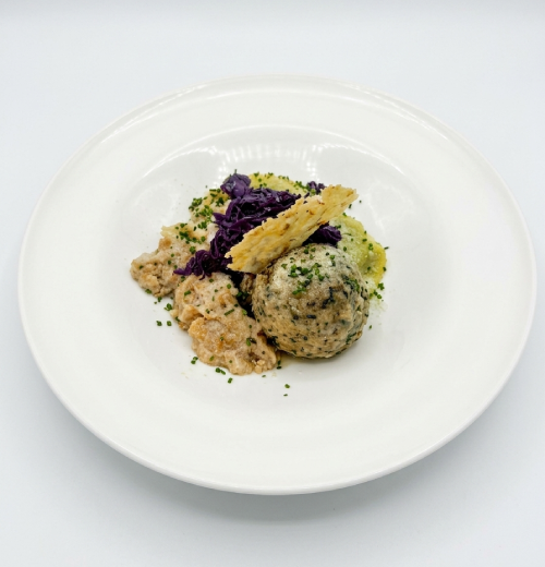Tris Tirolese: Canederli al formaggio, agli spinaci, ravioli pusteresi di segale su cavolo cappuccio e Trentingrana
